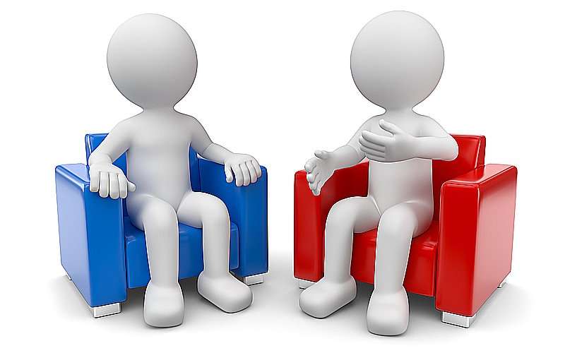 2 im Sessel sitzende Personen im Gespräch